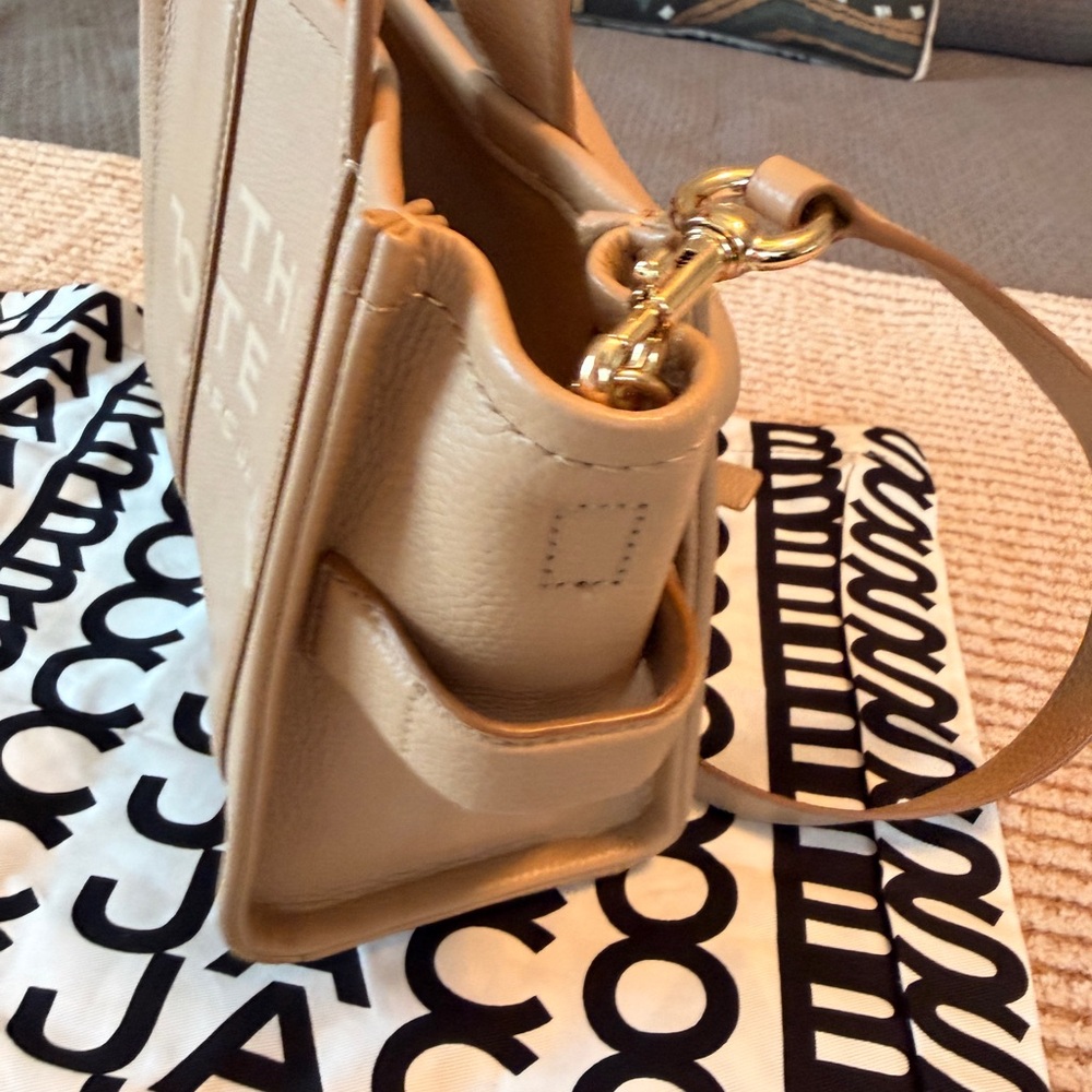 Marc Jacobs THE LEATHER SMALL TOTE BAG - Camel - Picture 5 of 9